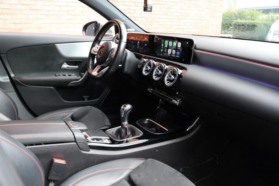 Mercedes-Benz A-Klasse A 180 d AMG pakket | Panorama dak | Burmester | Widescreen | Apple Carplay | Sfeerverlichting | Stoelverwarming | Alcantara | 360 PDC | Volledig onderhouden | Nieuwe Distributieriem