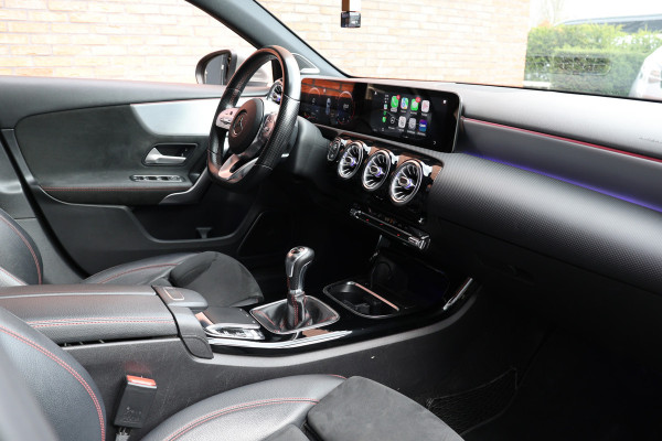 Mercedes-Benz A-Klasse A 180 d AMG pakket | Panorama dak | Burmester | Widescreen | Apple Carplay | Sfeerverlichting | Stoelverwarming | Alcantara | 360 PDC | Volledig onderhouden | Nieuwe Distributieriem