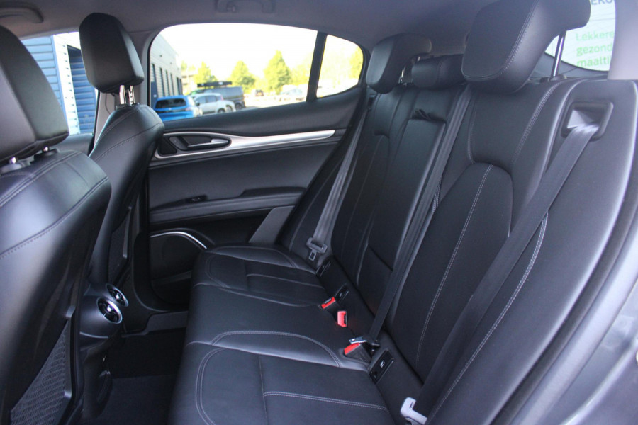 Alfa Romeo Stelvio 2.0 T 280PK Q4 AWD B-Tech | DRIVER ASSISTENCE PACK2: | ACHTERUITRIJCAMERA | PARKEERSENSOREN VOOR / ACHTER | DODEHOEKDETECTIE | DIMMENDE BINNENSPIEGEL | CONVENIENCE PACK: | KEYLESS ENTRY / START | WARMTE WERENDE VOORRUIT | ELEKTRSICHE STOELVERSTELLING MET GEHEUGEN | ELEKTRISCH VERWARMEDE VOORSTOELEN | ELEKTRISCH VERWARMBAAR STUURWIEL | LEDEREN BEKLEDING | RODE REMKLAUWEN | 19"INCH LICHTMETALEN VELGEN | BI-XENON KOPLAMPEN MET SPROEIINSTALATIE | ELEKTRISCHE ACHTERKLEP | NAVIGATIE | DAB+ RADIO | ADAPTIVE CRUISE CONTROL |