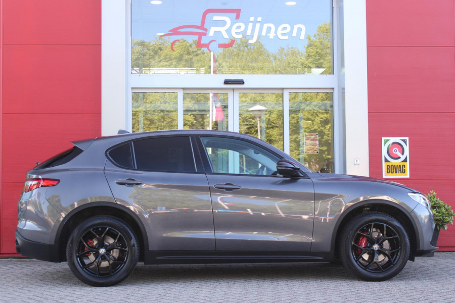 Alfa Romeo Stelvio 2.0 T 280PK Q4 AWD B-Tech | DRIVER ASSISTENCE PACK2: | ACHTERUITRIJCAMERA | PARKEERSENSOREN VOOR / ACHTER | DODEHOEKDETECTIE | DIMMENDE BINNENSPIEGEL | CONVENIENCE PACK: | KEYLESS ENTRY / START | WARMTE WERENDE VOORRUIT | ELEKTRSICHE STOELVERSTELLING MET GEHEUGEN | ELEKTRISCH VERWARMEDE VOORSTOELEN | ELEKTRISCH VERWARMBAAR STUURWIEL | LEDEREN BEKLEDING | RODE REMKLAUWEN | 19"INCH LICHTMETALEN VELGEN | BI-XENON KOPLAMPEN MET SPROEIINSTALATIE | ELEKTRISCHE ACHTERKLEP | NAVIGATIE | DAB+ RADIO | ADAPTIVE CRUISE CONTROL |
