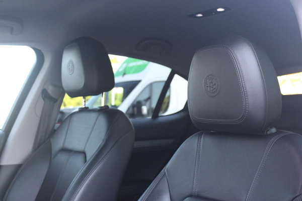 Alfa Romeo Stelvio 2.0 T 280PK Q4 AWD B-Tech | DRIVER ASSISTENCE PACK2: | ACHTERUITRIJCAMERA | PARKEERSENSOREN VOOR / ACHTER | DODEHOEKDETECTIE | DIMMENDE BINNENSPIEGEL | CONVENIENCE PACK: | KEYLESS ENTRY / START | WARMTE WERENDE VOORRUIT | ELEKTRSICHE STOELVERSTELLING MET GEHEUGEN | ELEKTRISCH VERWARMEDE VOORSTOELEN | ELEKTRISCH VERWARMBAAR STUURWIEL | LEDEREN BEKLEDING | RODE REMKLAUWEN | 19"INCH LICHTMETALEN VELGEN | BI-XENON KOPLAMPEN MET SPROEIINSTALATIE | ELEKTRISCHE ACHTERKLEP | NAVIGATIE | DAB+ RADIO | ADAPTIVE CRUISE CONTROL |