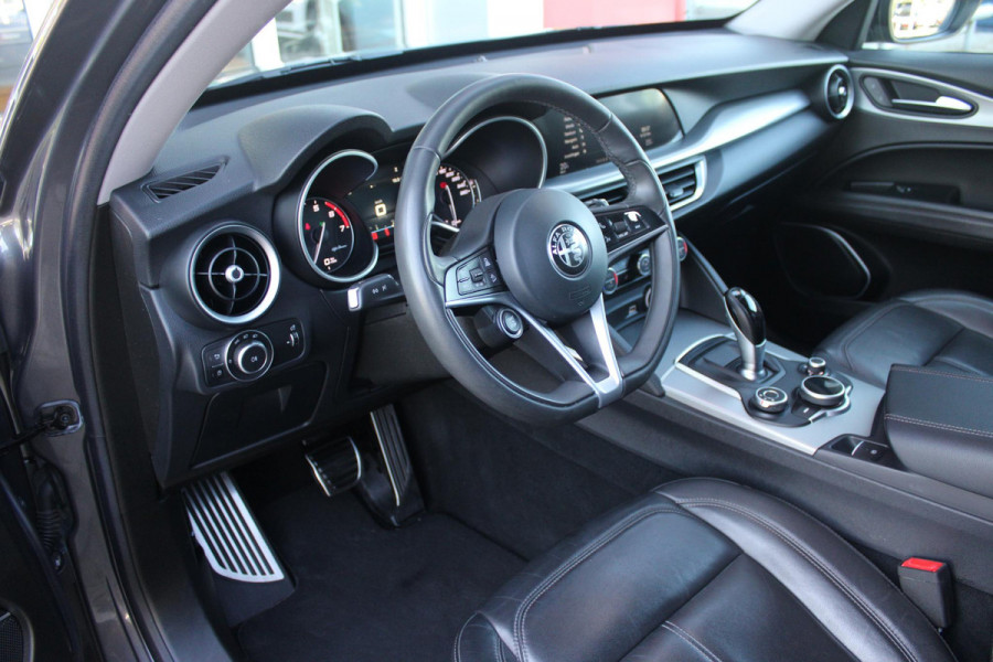 Alfa Romeo Stelvio 2.0 T 280PK Q4 AWD B-Tech | DRIVER ASSISTENCE PACK2: | ACHTERUITRIJCAMERA | PARKEERSENSOREN VOOR / ACHTER | DODEHOEKDETECTIE | DIMMENDE BINNENSPIEGEL | CONVENIENCE PACK: | KEYLESS ENTRY / START | WARMTE WERENDE VOORRUIT | ELEKTRSICHE STOELVERSTELLING MET GEHEUGEN | ELEKTRISCH VERWARMEDE VOORSTOELEN | ELEKTRISCH VERWARMBAAR STUURWIEL | LEDEREN BEKLEDING | RODE REMKLAUWEN | 19"INCH LICHTMETALEN VELGEN | BI-XENON KOPLAMPEN MET SPROEIINSTALATIE | ELEKTRISCHE ACHTERKLEP | NAVIGATIE | DAB+ RADIO | ADAPTIVE CRUISE CONTROL |