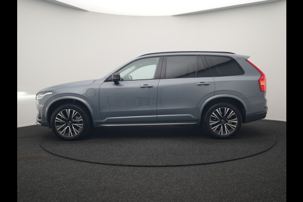 Volvo XC90 T8 Recharge AWD Plus Dark 7 Persoons LONG RANGE PHEV 455pk Dealer O.H. | Trekhaak Af Fabriek | Luchtvering | Adaptive Cruise | 360 Camera | Harman / Kardon | Lederen Sportstoelen Memory & Ventilatie | Keyless | Blis | Google Assistent | Stuur & Stoelen Verwarmd  | Plug In Hybrid |