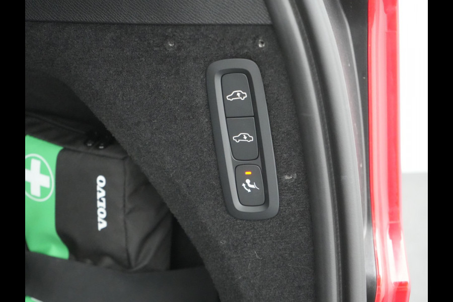 Volvo XC90 T8 Recharge AWD Plus Dark 7 Persoons LONG RANGE PHEV 455pk Dealer O.H. | Trekhaak Af Fabriek | Luchtvering | Adaptive Cruise | 360 Camera | Harman / Kardon | Lederen Sportstoelen Memory & Ventilatie | Keyless | Blis | Google Assistent | Stuur & Stoelen Verwarmd  | Plug In Hybrid |