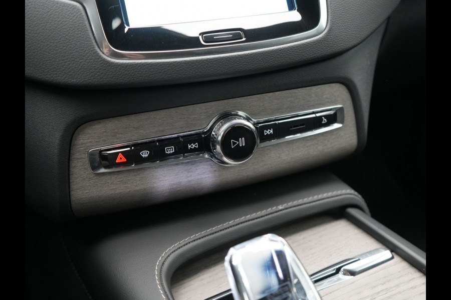 Volvo XC90 T8 Recharge AWD Plus Dark 7 Persoons LONG RANGE PHEV 455pk Dealer O.H. | Trekhaak Af Fabriek | Luchtvering | Adaptive Cruise | 360 Camera | Harman / Kardon | Lederen Sportstoelen Memory & Ventilatie | Keyless | Blis | Google Assistent | Stuur & Stoelen Verwarmd  | Plug In Hybrid |