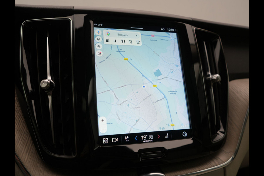 Volvo XC60 T6 AWD R-Design LONG RANGE PHEV 350pk Dealer O.H. | Trekhaak Af Fabriek | Panodak | Adaptive Cruise | 360 Camera | Harman / Kardon | Lederen Sportstoelen Memory & Verwarmd | Blis | Keyless | Google Assistent | Apple Carplay | DAB | Plug In Hybrid |