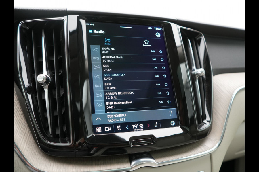 Volvo XC60 T6 AWD R-Design LONG RANGE PHEV 350pk Dealer O.H. | Trekhaak Af Fabriek | Panodak | Adaptive Cruise | 360 Camera | Harman / Kardon | Lederen Sportstoelen Memory & Verwarmd | Blis | Keyless | Google Assistent | Apple Carplay | DAB | Plug In Hybrid |