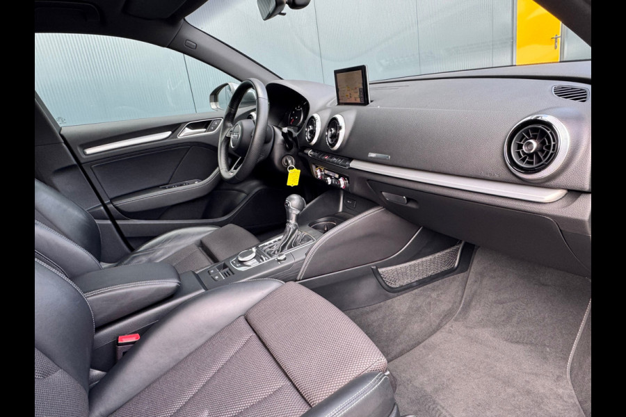 Audi A3 Sportback 1.5 TFSI Automaat S Line Edition * Optiek Zwart * Navigatie * Cruise Control *