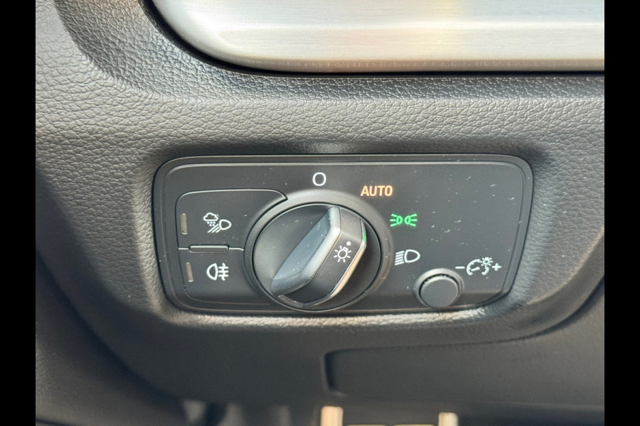 Audi A3 Sportback 1.5 TFSI Automaat S Line Edition * Optiek Zwart * Navigatie * Cruise Control *