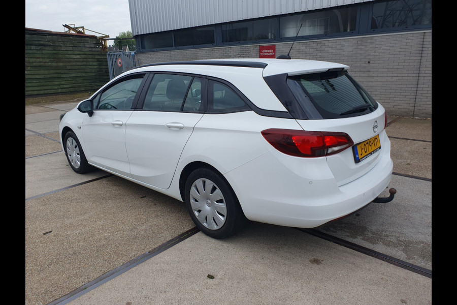Opel Astra Sports Tourer 1.2 Business Edition, PDC, Trekhaak, Navi