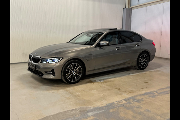 BMW 3-serie 330e High Executive | M-SPORT | SCHUIF/KANTEL | ACC | HUD | TREKHAAK