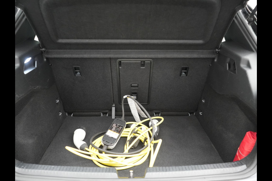 Volkswagen ID.3 Pro S 77 kWh 204pk Dealer O.H. | Adaptive Cruise | Alcantara Sportstoelen & Stuur Verwarmd | Sfeerverlichting | Apple Carplay | Navigatie | DAB | Virtual Cockpit |