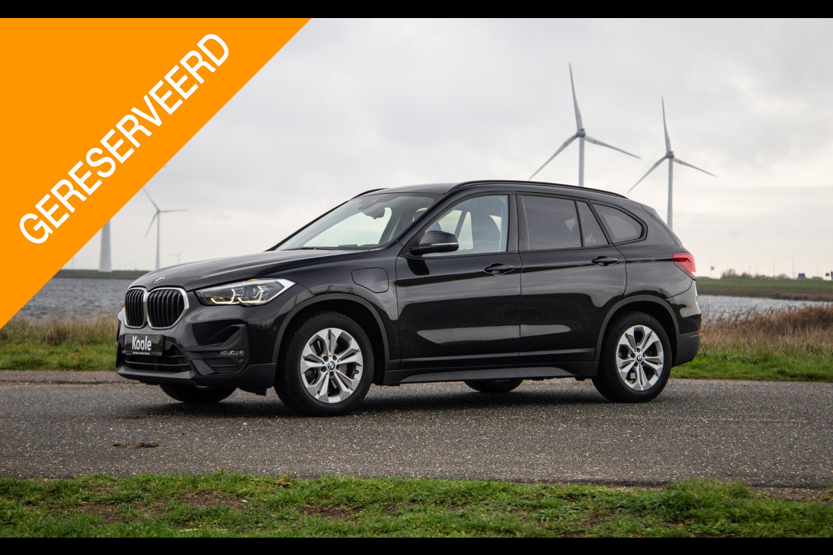 BMW X1 xDrive25e Executive CAMERA / CARPLAY / HEAD UP DISPLAY / LEDER / LED / CRUISE CONTROLE / STOELVERWARMING