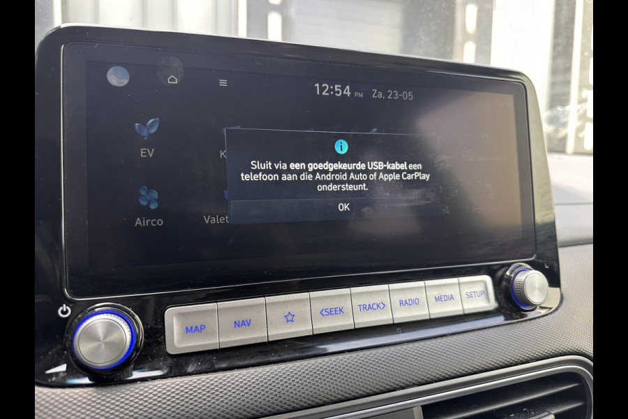 Hyundai Kona EV Premium 64 kWh | SOH: 97,6% | 3 Fase | Full Options | NAP | Leder |  Stoelkoeling & Verwarming | LED | Blind-spot | Lage Km-stand! |