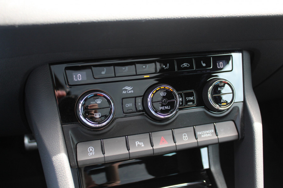 Škoda Karoq 1.5 TSI ACT Sportline Business / Camera / CarPlay / Keyless / 19'' / Stoel+Stuurverwarming / Dodehoek / DAB / ACC