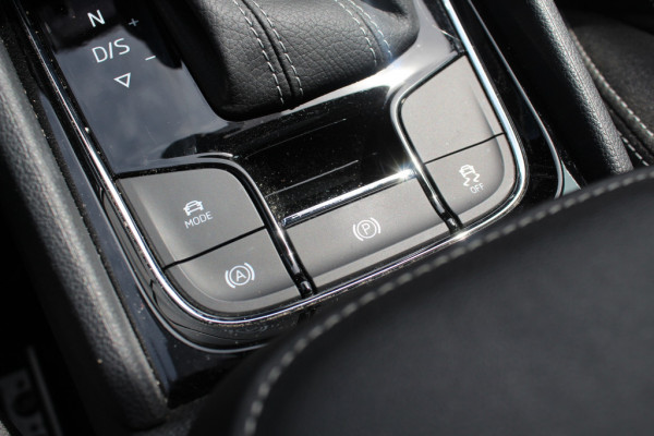 Škoda Karoq 1.5 TSI ACT Sportline Business / Camera / CarPlay / Keyless / 19'' / Stoel+Stuurverwarming / Dodehoek / DAB / ACC