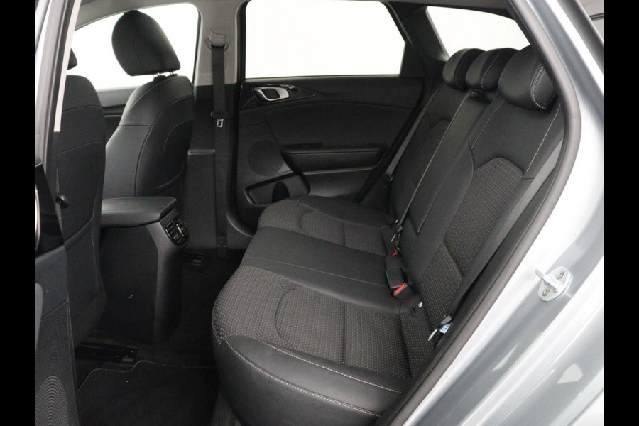 Kia Ceed 1.0 T-GDi DynamicPlusLine | Stoelverwarming | Carplay | Camera | Navigatie | Stuurverwarming | Half leder | Cruise control | Keyless | DAB | Parkeerhulp | Climate control | Bluetooth