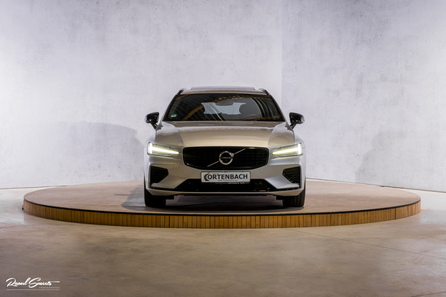 Volvo V60 2.0 T6 Recharge AWD R-Design Long Range | Panorama dak | Zwenkbare trekhaak | Adaptieve cruise | Harman Kardon |