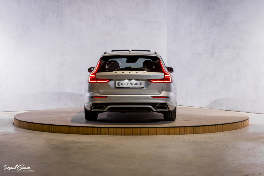Volvo V60 2.0 T6 Recharge AWD R-Design Long Range | Panorama dak | Zwenkbare trekhaak | Adaptieve cruise | Harman Kardon |
