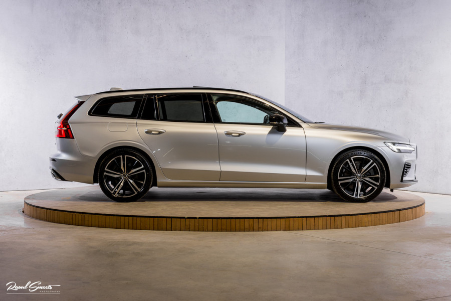 Volvo V60 2.0 T6 Recharge AWD R-Design Long Range | Panorama dak | Zwenkbare trekhaak | Adaptieve cruise | Harman Kardon |