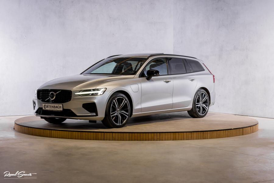 Volvo V60 2.0 T6 Recharge AWD R-Design Long Range | Panorama dak | Zwenkbare trekhaak | Adaptieve cruise | Harman Kardon |