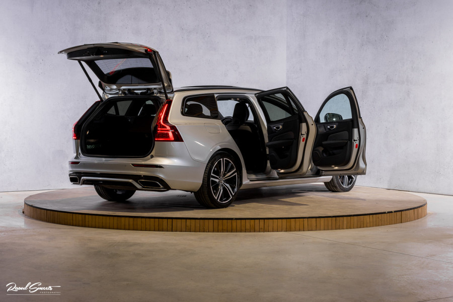 Volvo V60 2.0 T6 Recharge AWD R-Design Long Range | Panorama dak | Zwenkbare trekhaak | Adaptieve cruise | Harman Kardon |