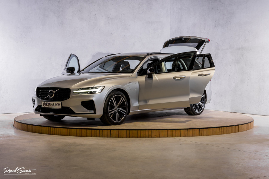 Volvo V60 2.0 T6 Recharge AWD R-Design Long Range | Panorama dak | Zwenkbare trekhaak | Adaptieve cruise | Harman Kardon |