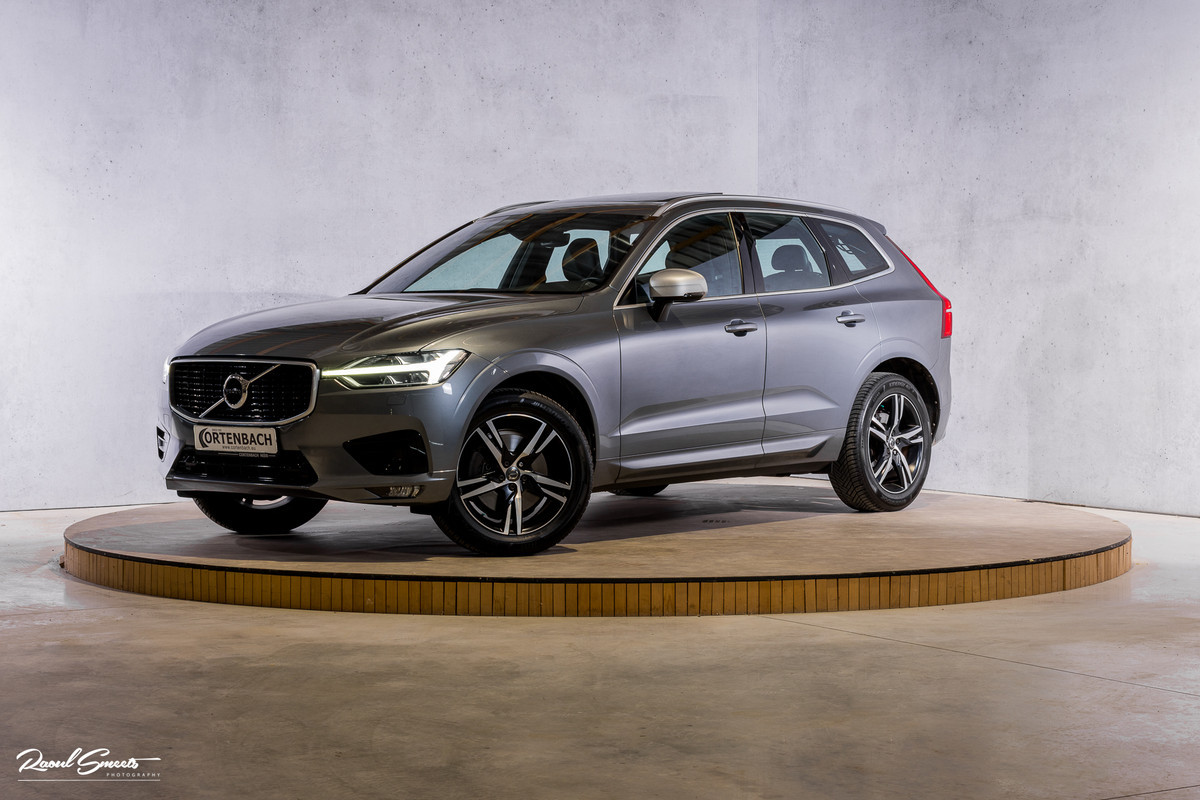 Volvo XC60 2.0 T5 R-Design | Adaptieve cruise | Zwenkbare trekhaak | Panoramadak | Bliss |