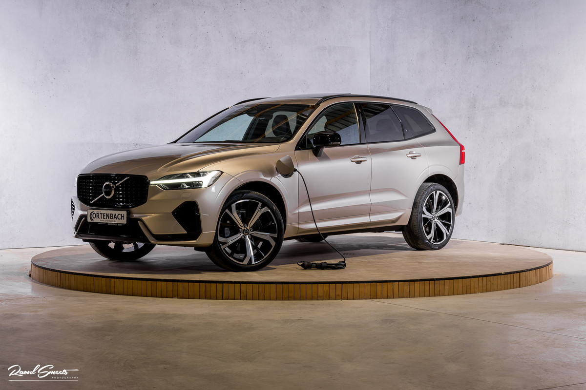 Volvo XC60 2.0 T6 Plug-in hybrid AWD Plus Dark Long Range | Zwenkbare trekhaak | Panorama dak | Adaptieve cruise | Memory | Blis |