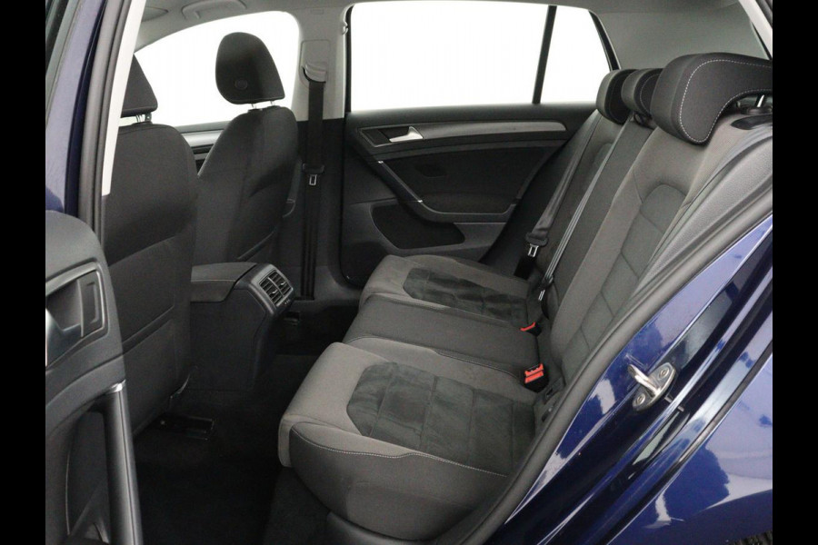 Volkswagen Golf 1.5 TSI Comfortline | Stoelverwarming | Trekhaak | Camera | Massage | Carplay | Adaptive cruise | Navigatie | Parkeerhulp | Climate control