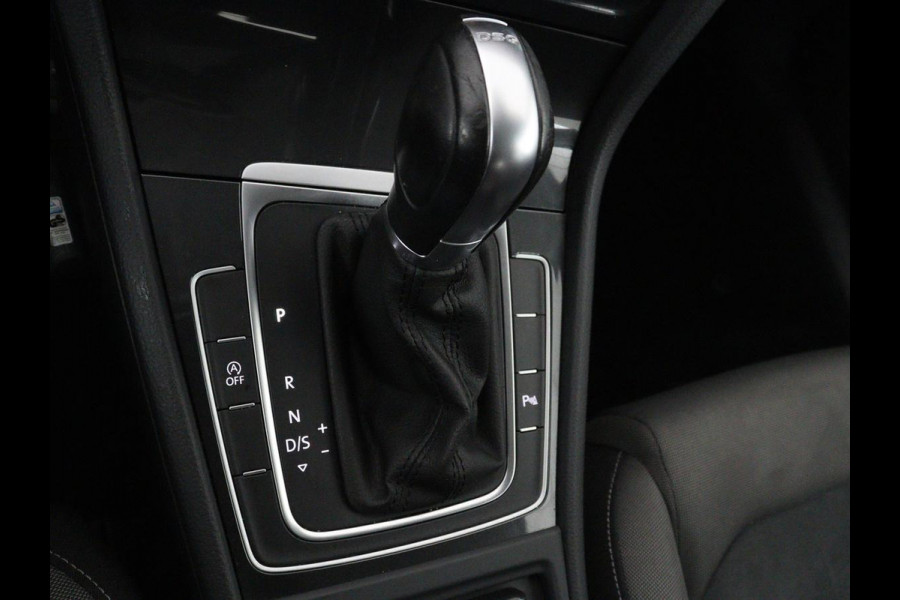 Volkswagen Golf 1.5 TSI Comfortline | Stoelverwarming | Trekhaak | Camera | Massage | Carplay | Adaptive cruise | Navigatie | Parkeerhulp | Climate control