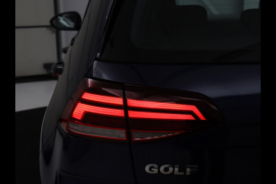 Volkswagen Golf 1.5 TSI Comfortline | Stoelverwarming | Trekhaak | Camera | Massage | Carplay | Adaptive cruise | Navigatie | Parkeerhulp | Climate control