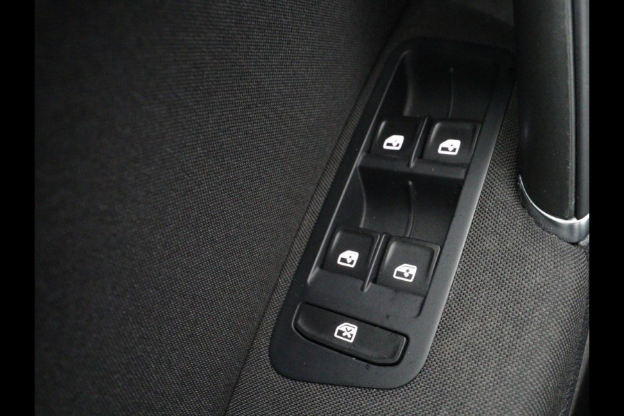 Volkswagen Golf 1.5 TSI Comfortline | Stoelverwarming | Trekhaak | Camera | Massage | Carplay | Adaptive cruise | Navigatie | Parkeerhulp | Climate control