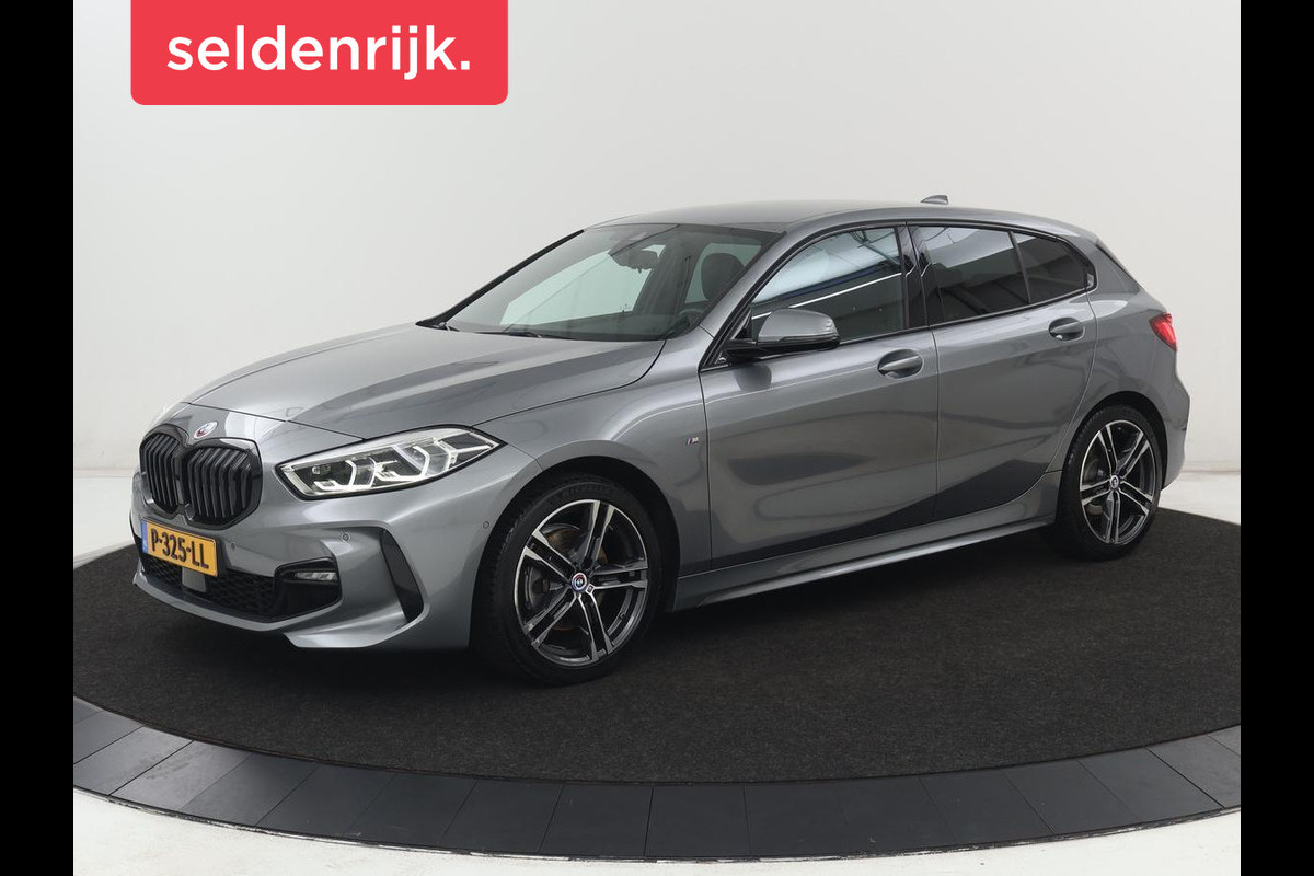 BMW 1-serie 118i M Sport | Carplay | Sportstoelen | Camera | Half leder | Navigatie | Live Cockpit | Park Assist | Full LED | Climate control | Sfeerverlichting | Cruise control | Bluetooth