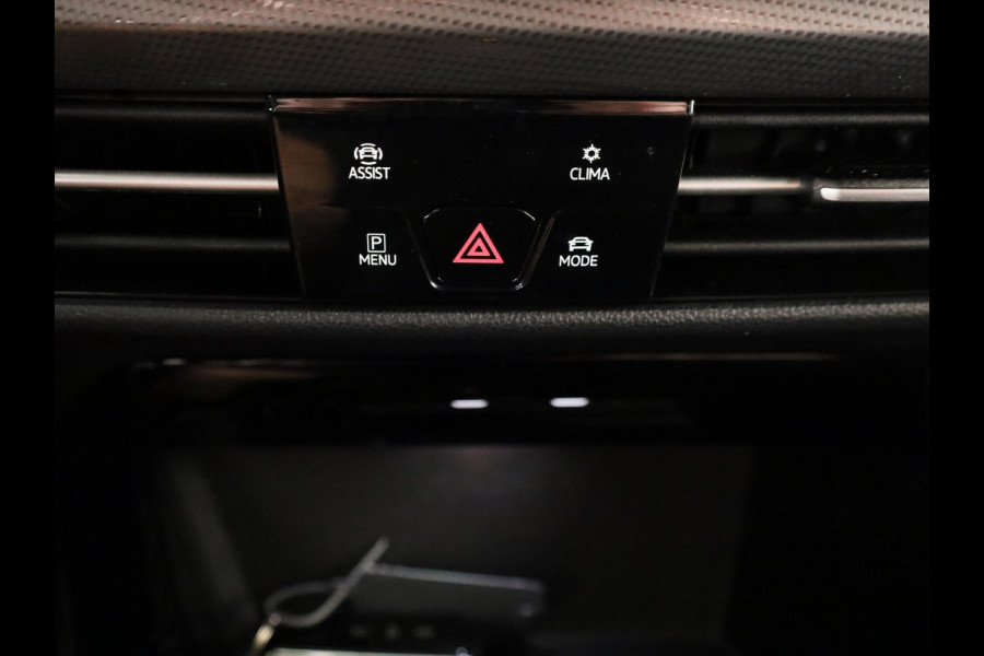 Volkswagen Golf 1.5 eHybrid Style Edition 204 pk Automaat (DSG) | Verlengde garantie | Navigatie via App | Parkeersensoren (Park assist) | Achteruitrijcamera | Stoel/stuur verwarming |