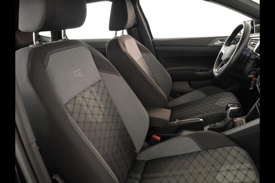 Volkswagen Polo 1.0 TSI R-Line 110 pk Automaat (DSG) | Navigatie via App | Parkeersensoren (Park assist) | Achteruitrijcamera | Adaptieve cruise control | Stoelverwarming | R-Line |