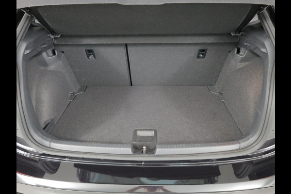Volkswagen Polo 1.0 TSI R-Line 110 pk Automaat (DSG) | Navigatie via App | Parkeersensoren (Park assist) | Achteruitrijcamera | Adaptieve cruise control | Stoelverwarming | R-Line |
