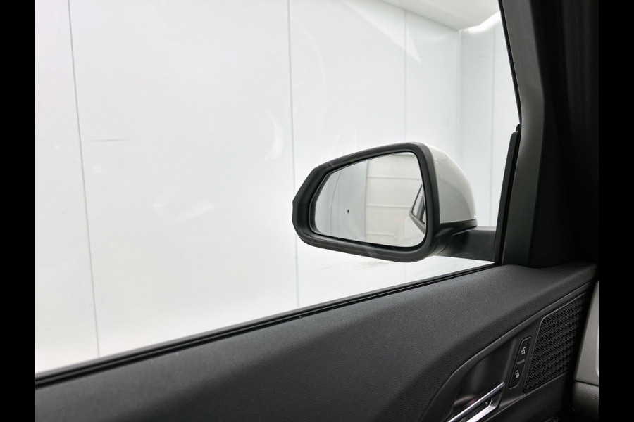 BMW iX1 XDrive30 Launch Edition 67 kWh. SoH 97% (NL-auto, 1e Eig, Dealer OnderH, Navi, Leder, Climate Con, Etc)