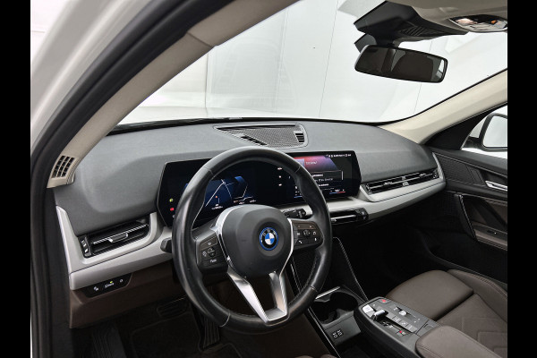 BMW iX1 XDrive30 Launch Edition 67 kWh. SoH 97% (NL-auto, 1e Eig, Dealer OnderH, Navi, Leder, Climate Con, Etc)