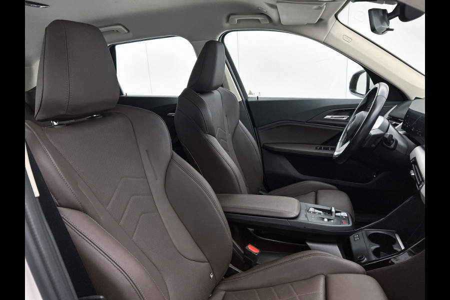 BMW iX1 XDrive30 Launch Edition 67 kWh. SoH 97% (NL-auto, 1e Eig, Dealer OnderH, Navi, Leder, Climate Con, Etc)