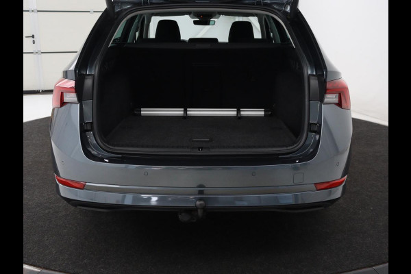 Škoda Octavia 1.5 TSI First Edition | Trekhaak | Stoelverwarming | Adaptive cruise | Carplay | Navigatie | Matrix LED | Keyless | Virtual Cockpit | Sfeerverlichting | Climate control | DAB | Parkeerhulp