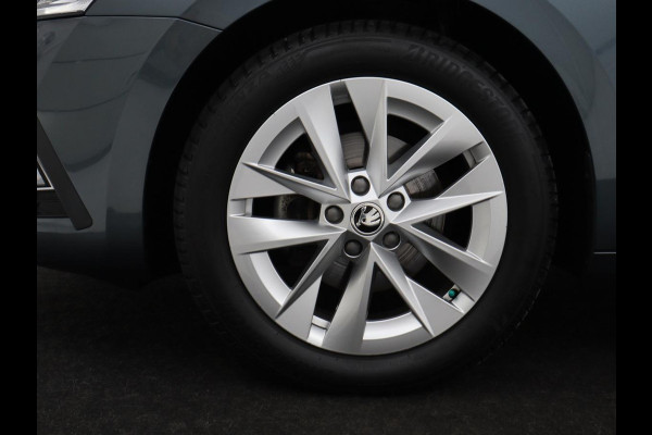 Škoda Octavia 1.5 TSI First Edition | Trekhaak | Stoelverwarming | Adaptive cruise | Carplay | Navigatie | Matrix LED | Keyless | Virtual Cockpit | Sfeerverlichting | Climate control | DAB | Parkeerhulp