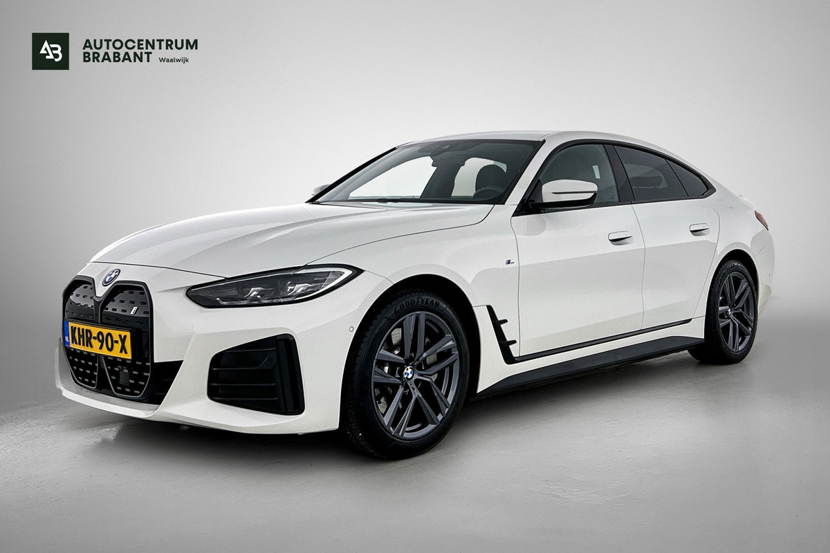 BMW i4 EDrive35 70 kWh M-sportpakket SoH 93,46%(1e Eig, Dealer OndH, Navi Pro, Camera, Carplay, Addapt Cruise, StoelV, PDC V+A,Etc