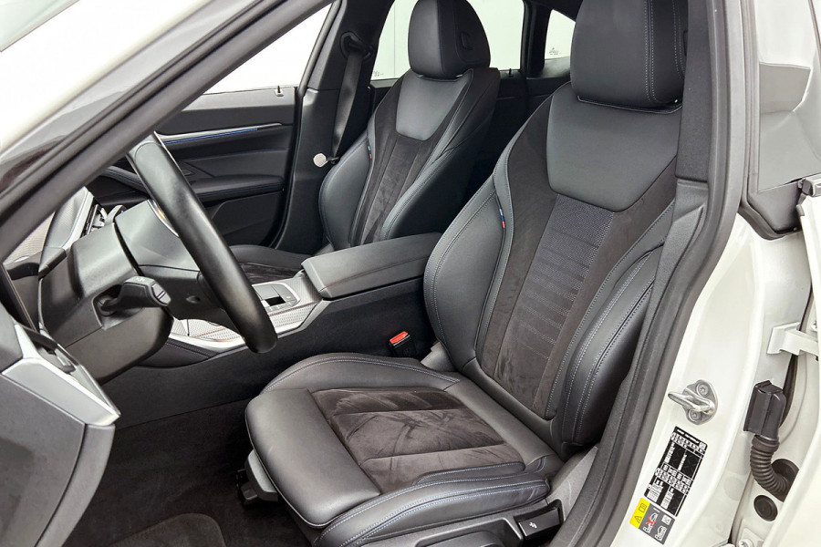 BMW i4 EDrive35 70 kWh M-sportpakket SoH 93,46%(1e Eig, Dealer OndH, Navi Pro, Camera, Carplay, Addapt Cruise, StoelV, PDC V+A,Etc