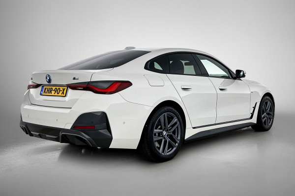 BMW i4 EDrive35 70 kWh M-sportpakket SoH 93,46%(1e Eig, Dealer OndH, Navi Pro, Camera, Carplay, Addapt Cruise, StoelV, PDC V+A,Etc