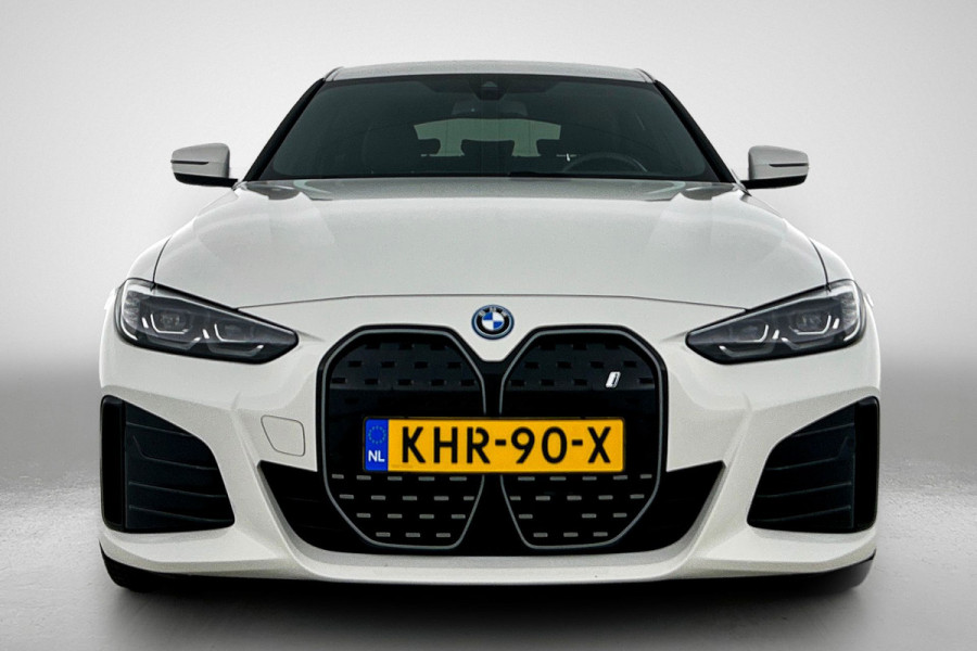 BMW i4 EDrive35 70 kWh M-sportpakket SoH 93,46%(1e Eig, Dealer OndH, Navi Pro, Camera, Carplay, Addapt Cruise, StoelV, PDC V+A,Etc