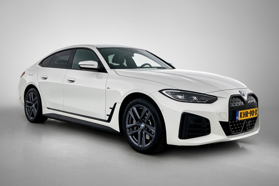 BMW i4 EDrive35 70 kWh M-sportpakket SoH 93,46%(1e Eig, Dealer OndH, Navi Pro, Camera, Carplay, Addapt Cruise, StoelV, PDC V+A,Etc