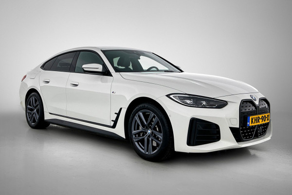 BMW i4 EDrive35 70 kWh M-sportpakket SoH 93,46%(1e Eig, Dealer OndH, Navi Pro, Camera, Carplay, Addapt Cruise, StoelV, PDC V+A,Etc