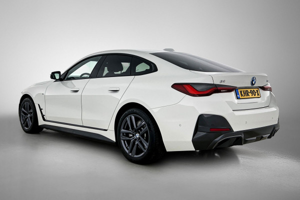 BMW i4 EDrive35 70 kWh M-sportpakket SoH 93,46%(1e Eig, Dealer OndH, Navi Pro, Camera, Carplay, Addapt Cruise, StoelV, PDC V+A,Etc