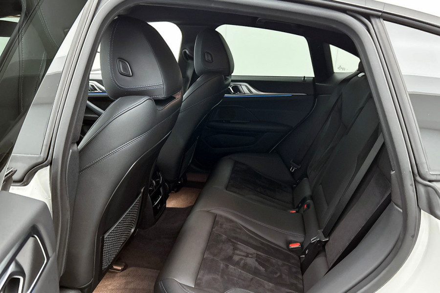 BMW i4 EDrive35 70 kWh M-sportpakket SoH 93,46%(1e Eig, Dealer OndH, Navi Pro, Camera, Carplay, Addapt Cruise, StoelV, PDC V+A,Etc